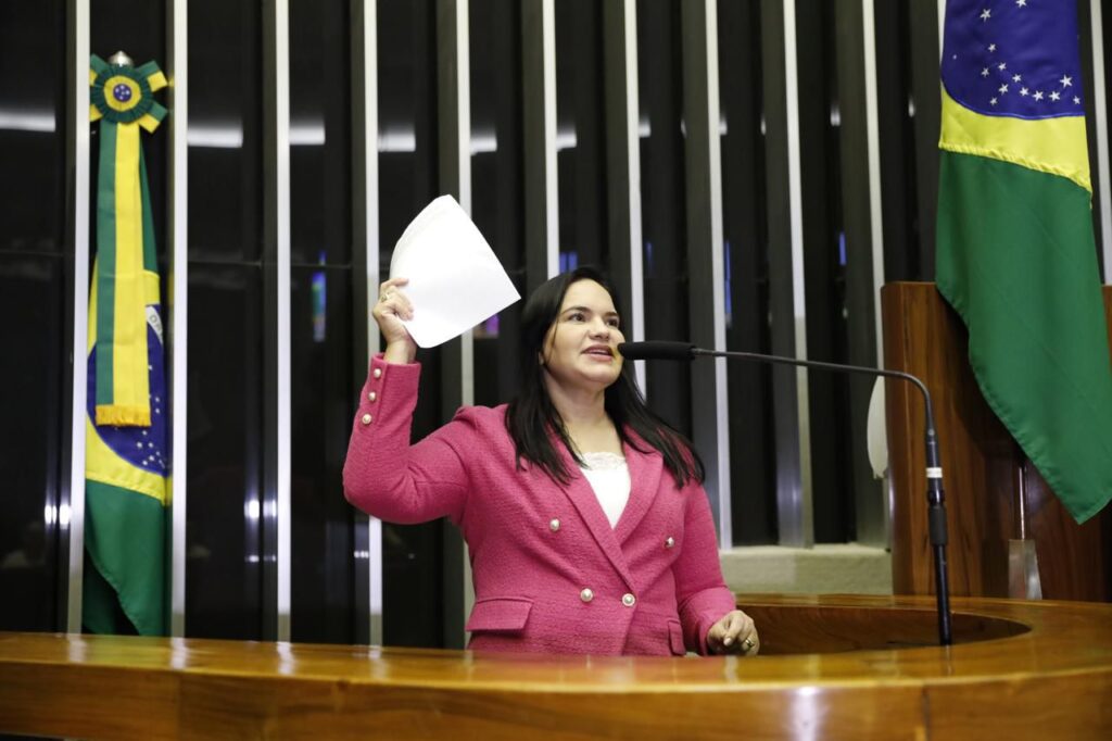 Aprovado na Comissão de Defesa dos Direitos da Mulher, o projeto assegura remarcação de teste físico para candidatas grávidas.